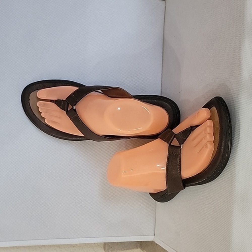 B.O.C.‎ BROWN FLIP FLOPS SANDALS ( sz 8)